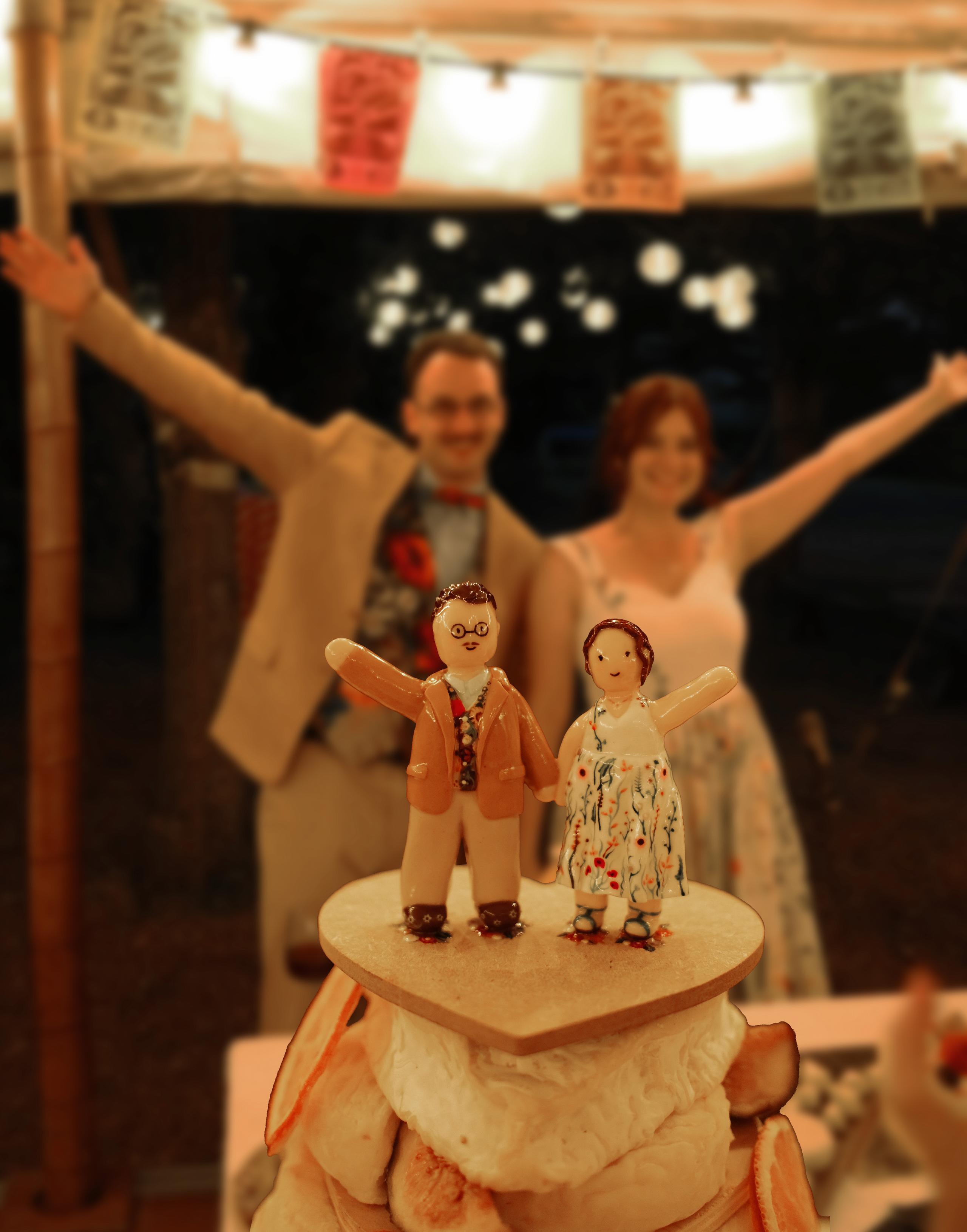 Photo couple à un mariage avec la figurine